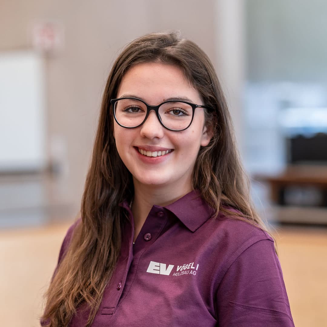 Annina Ramseyer ist    bei der Vögeli Holzbau AG