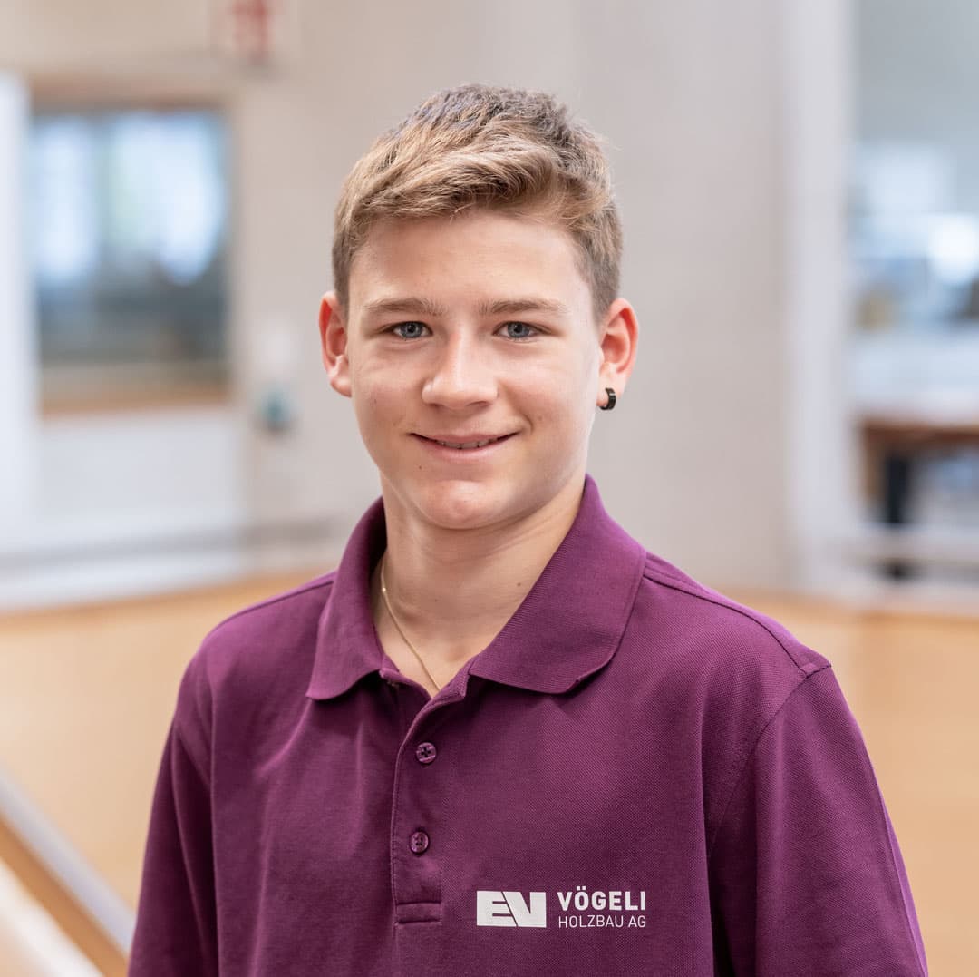 Joel Vogler ist    bei der Vögeli Holzbau AG