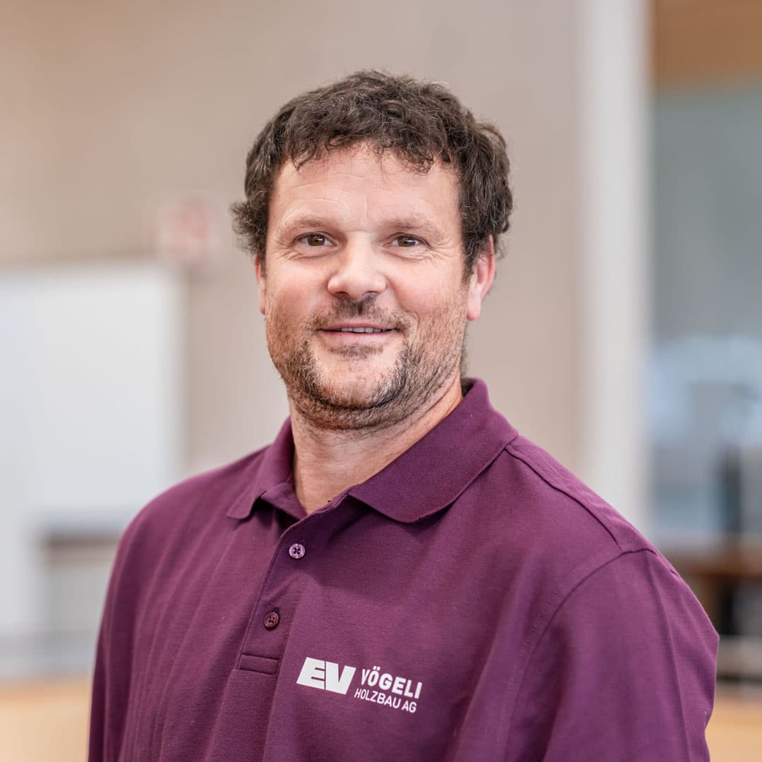 Adrian Schmidiger ist Schreiner   bei der Vögeli Holzbau AG