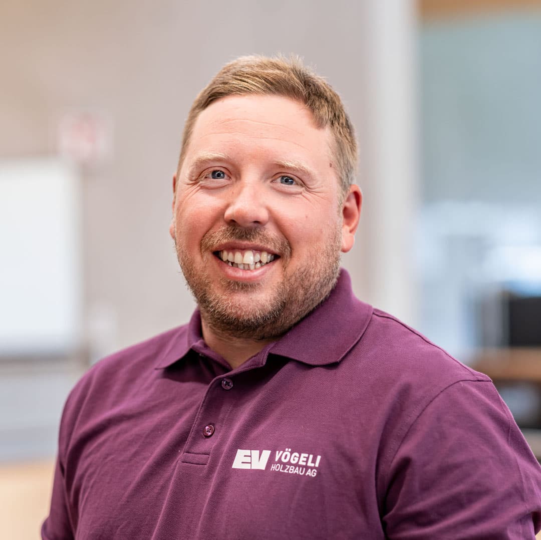 Claudio Broger ist Holzbau-Arbeiter   bei der Vögeli Holzbau AG