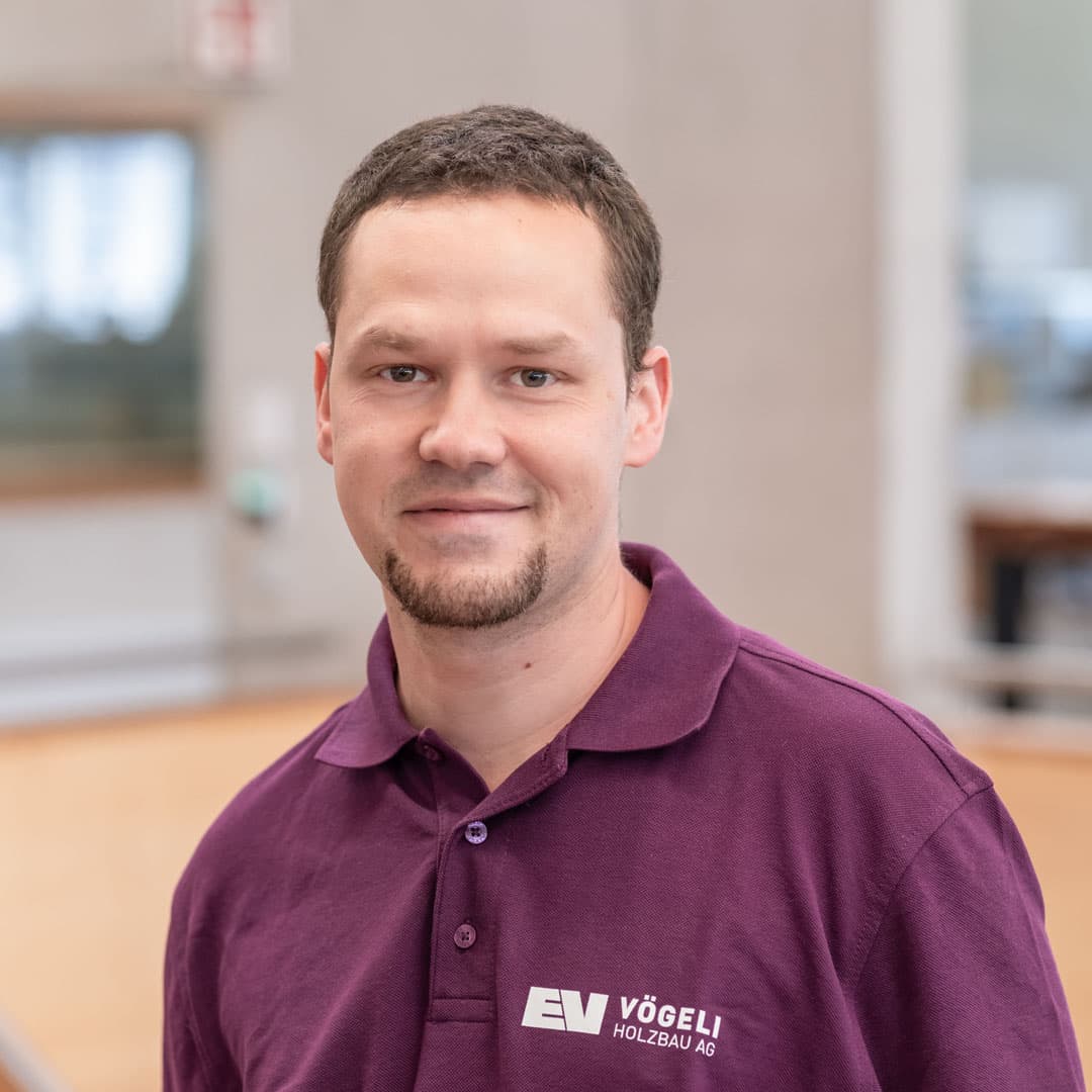 Dominik Widmer ist Schreiner   bei der Vögeli Holzbau AG