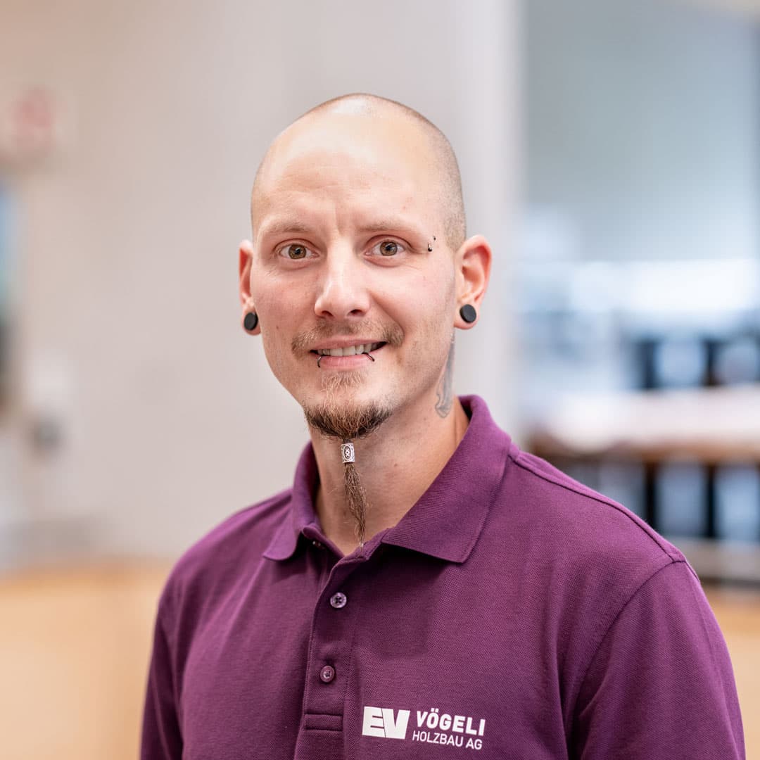 Etienne Schwella ist Schreiner   bei der Vögeli Holzbau AG