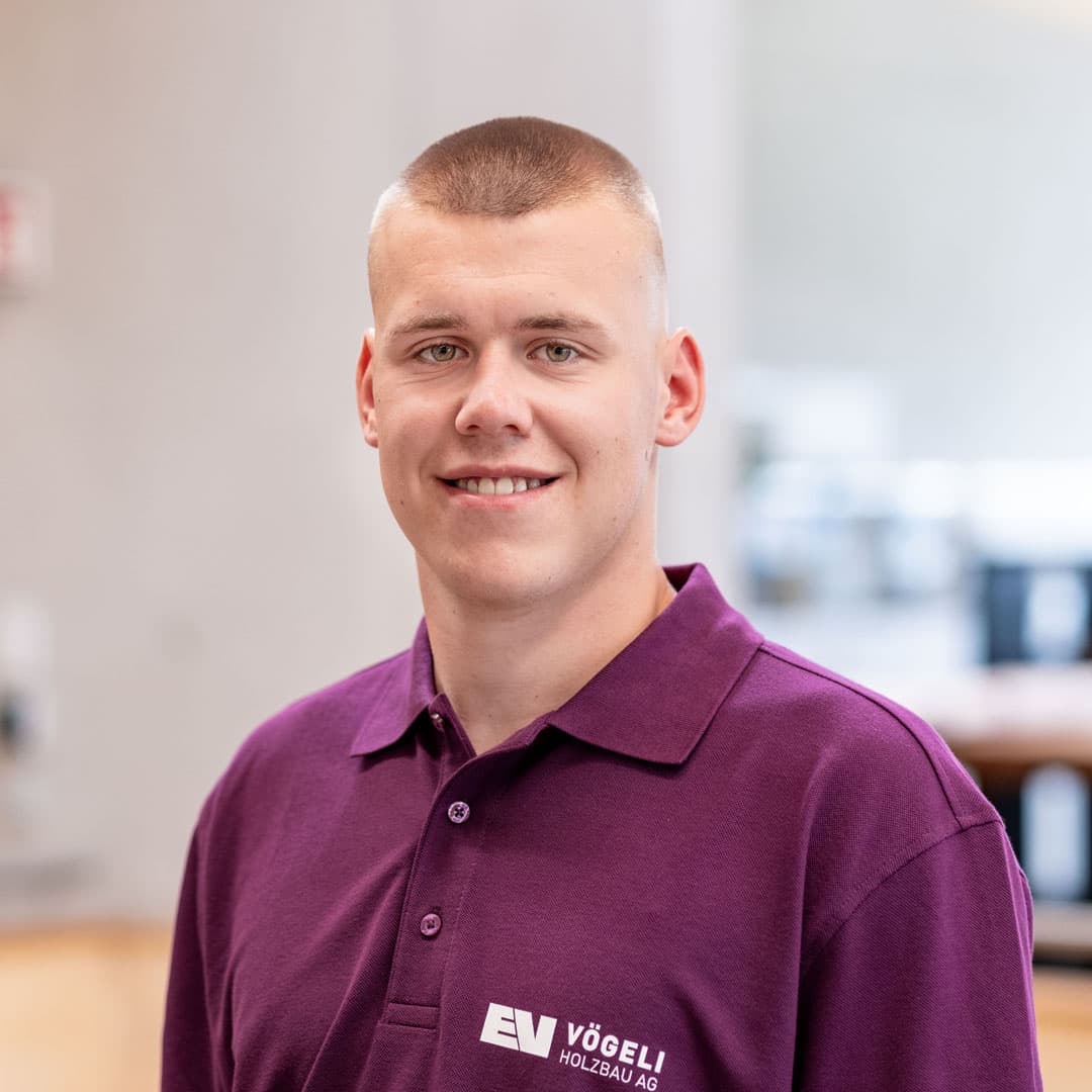 Julian Weiss ist    bei der Vögeli Holzbau AG