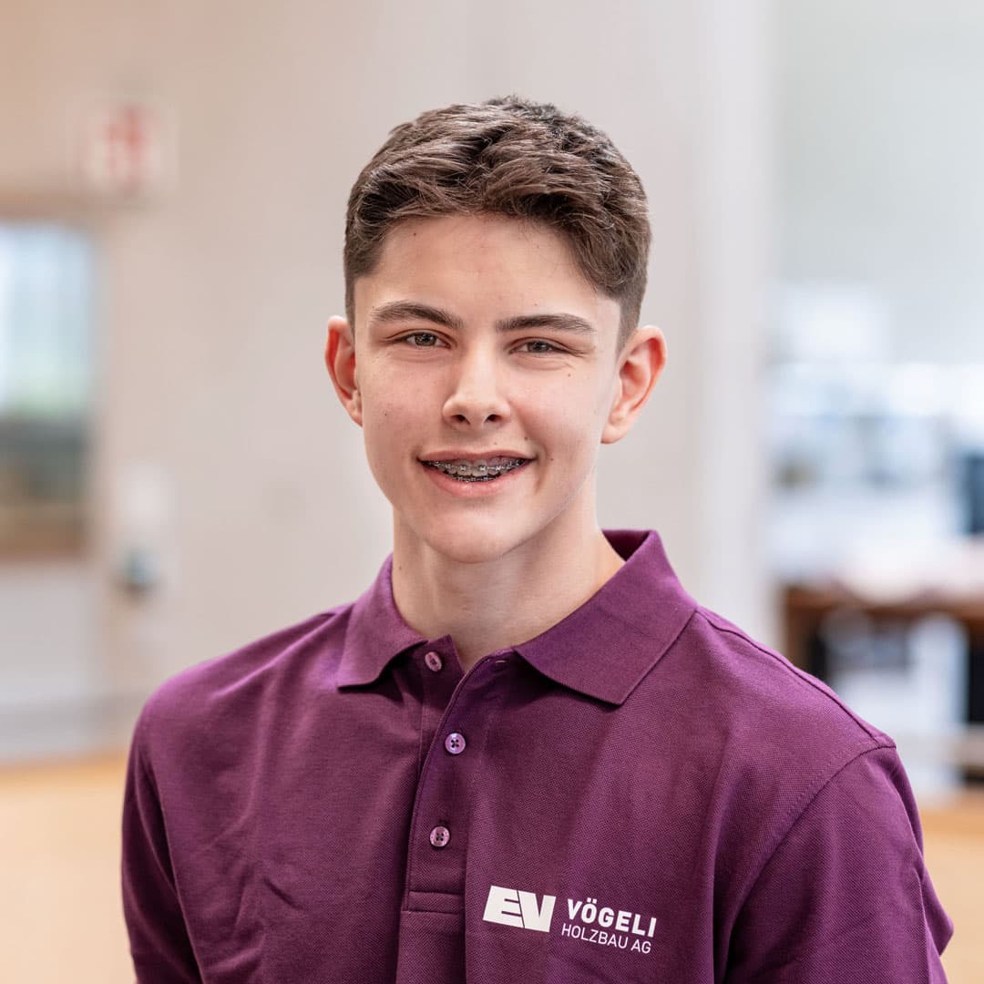 Julian Schmid ist    bei der Vögeli Holzbau AG