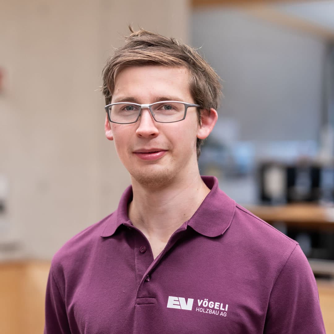 Lukas Rickenbach ist    bei der Vögeli Holzbau AG