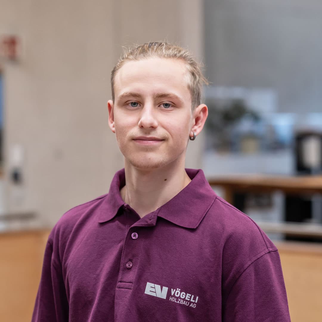 Nico Stillhart ist    bei der Vögeli Holzbau AG