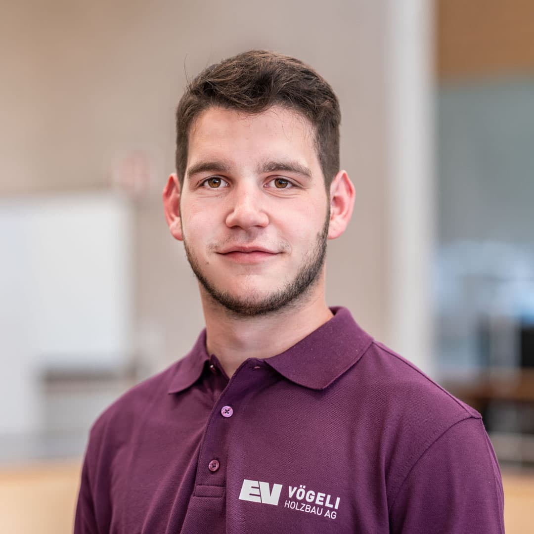 Noel Erne ist Zimmermann   bei der Vögeli Holzbau AG