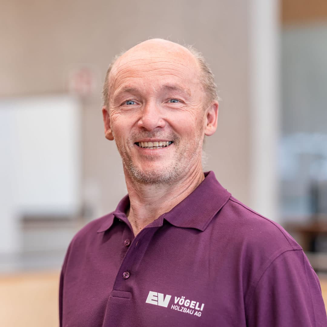 René Weiss ist Zimmermann   bei der Vögeli Holzbau AG