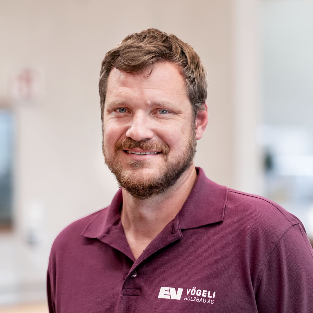 Pascal Schoor ist    bei der Vögeli Holzbau AG