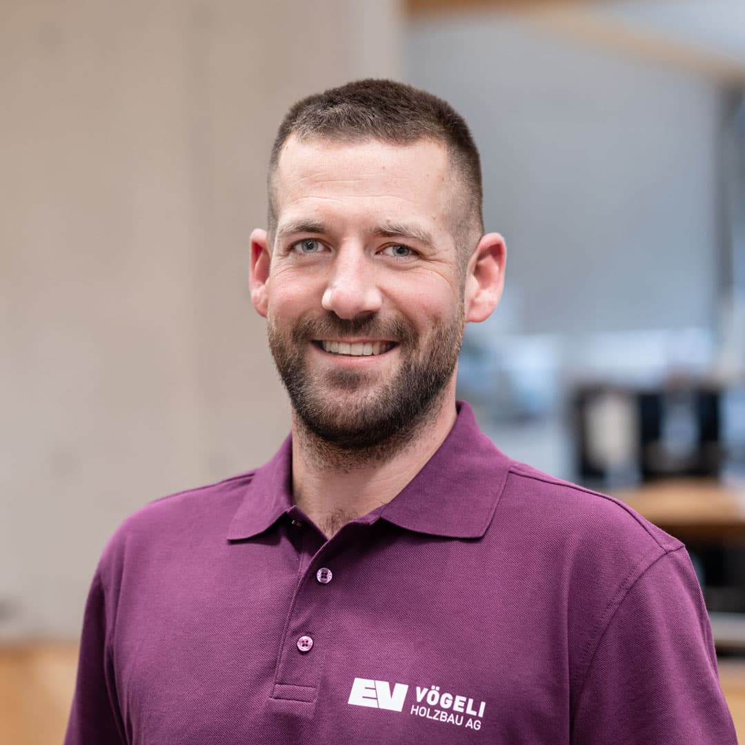 Remo Strassmann ist    bei der Vögeli Holzbau AG