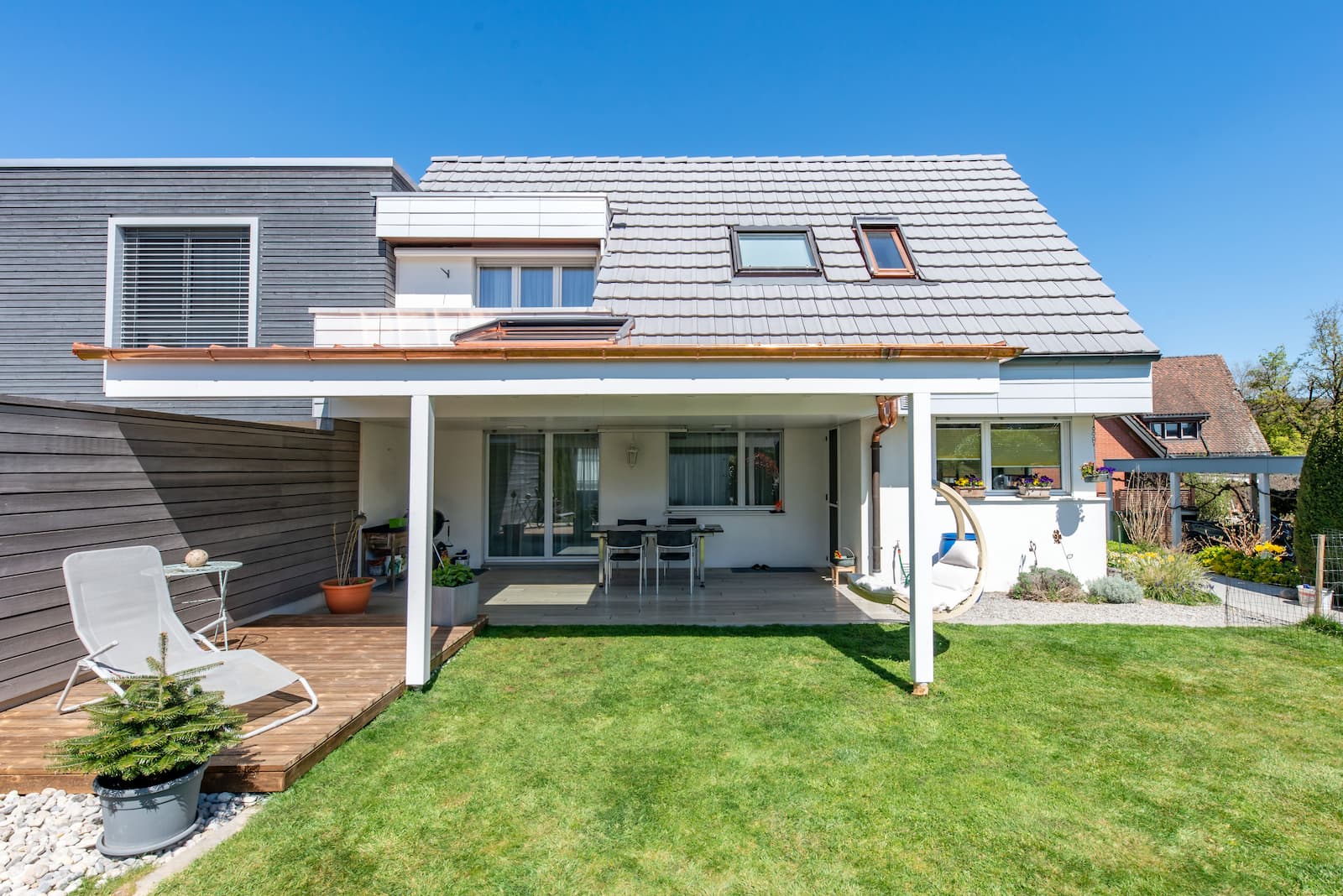 sitzplatz, überdachung, dachsanierung, dachfenster, velux, sommer, terrasse, balkon, holz, rollo