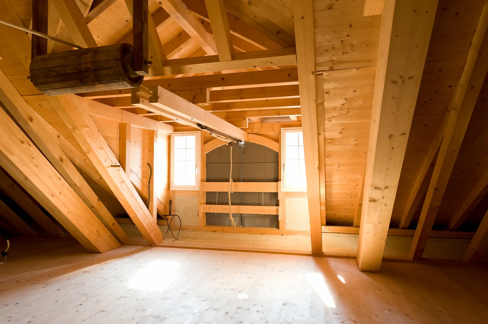 Ansicht Holztragwerk im Dachgeschoss des Amtshaus in Klingnau nach der Tragwerkssanierung.