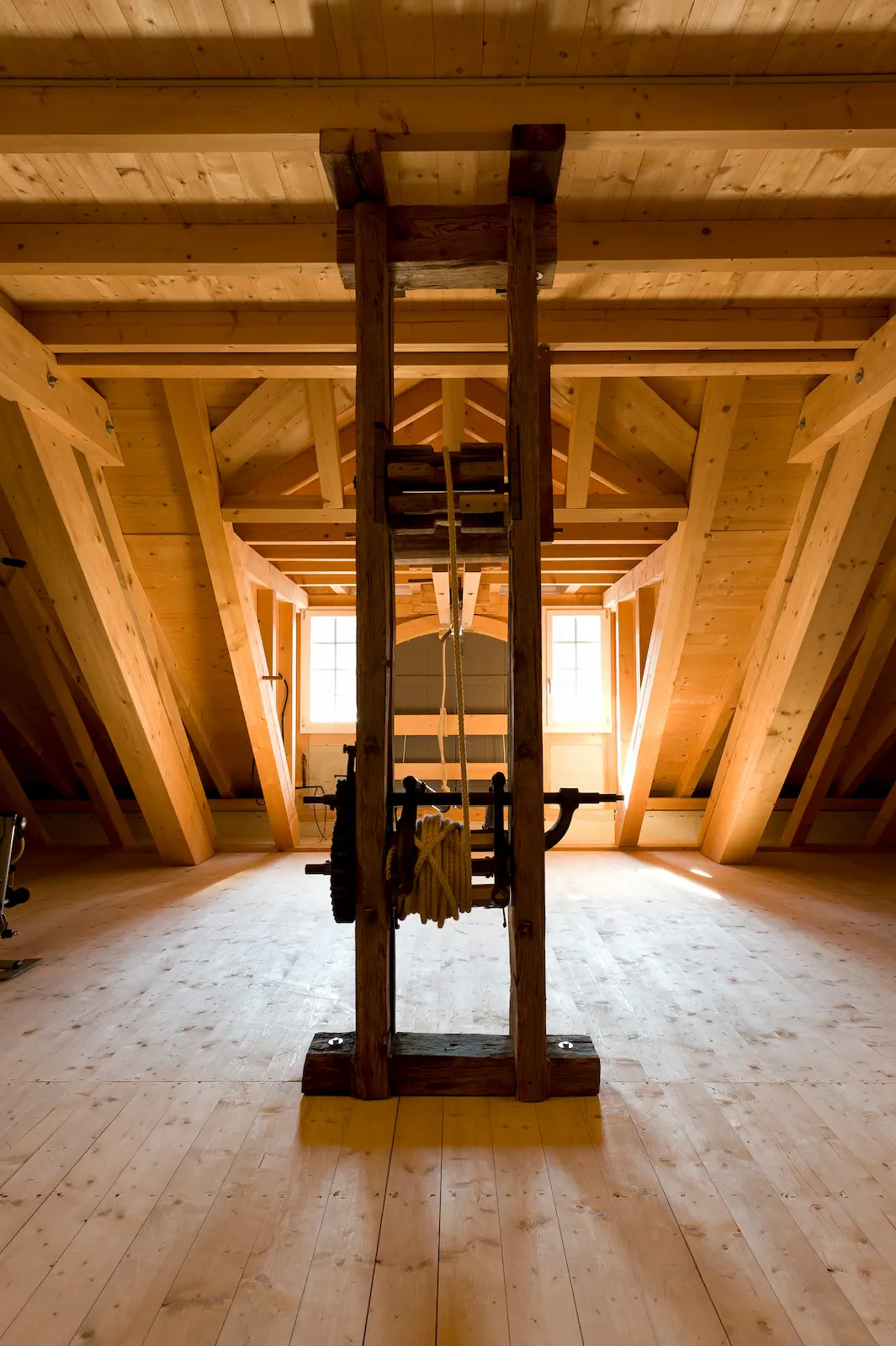 Ansicht Holztragwerk im Dachgeschoss des Amtshaus in Klingnau nach der Tragwerkssanierung.