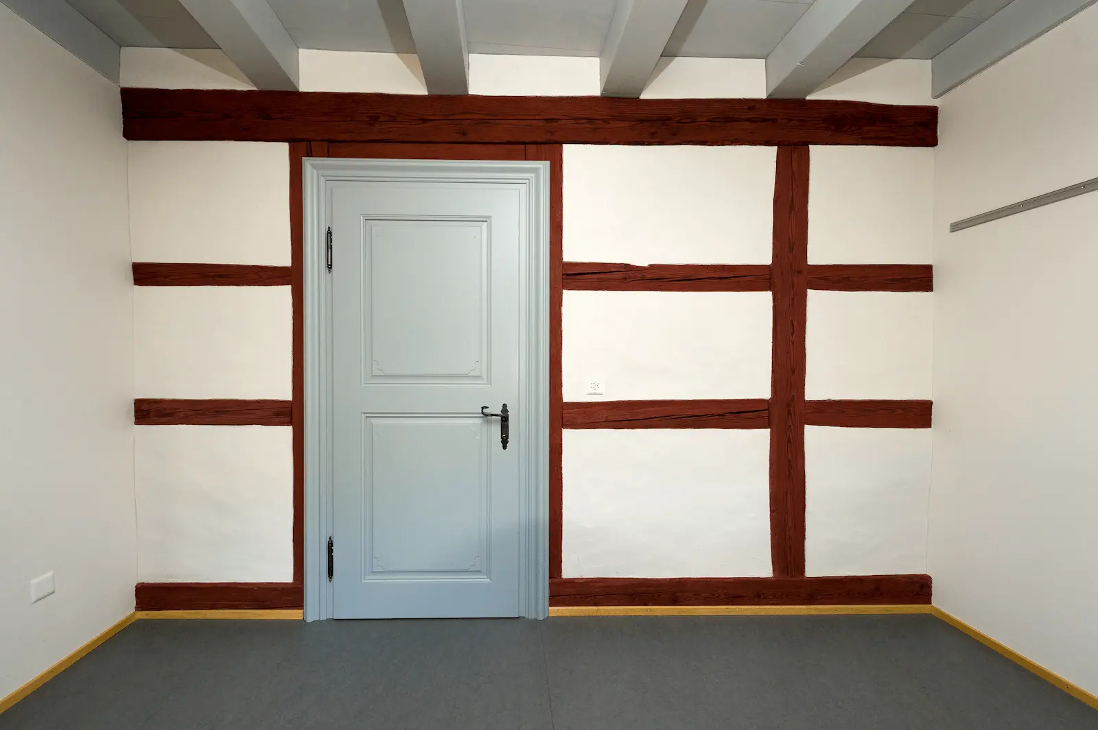 Schlichte Innentüre aus Holz im restaurierten Fachwerkbereich des Amtshauses Klingnau.