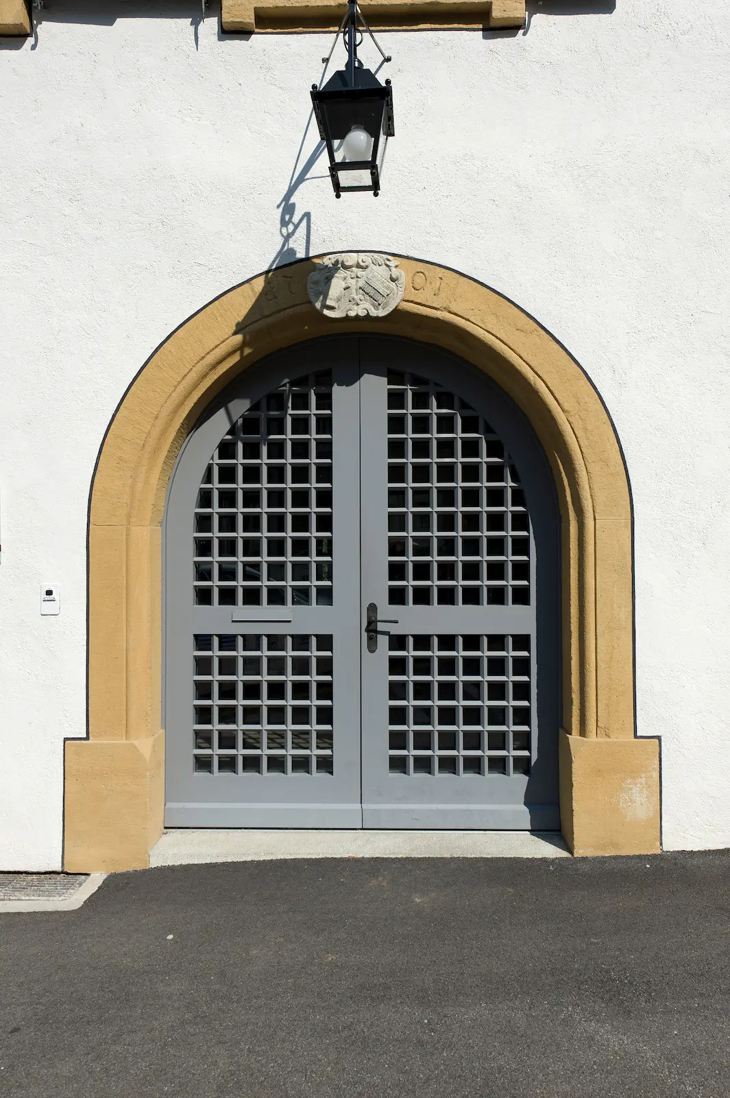Doppelflügeliges Gittertor aus Holz im Rundbogen des Amtshauses Klingnau