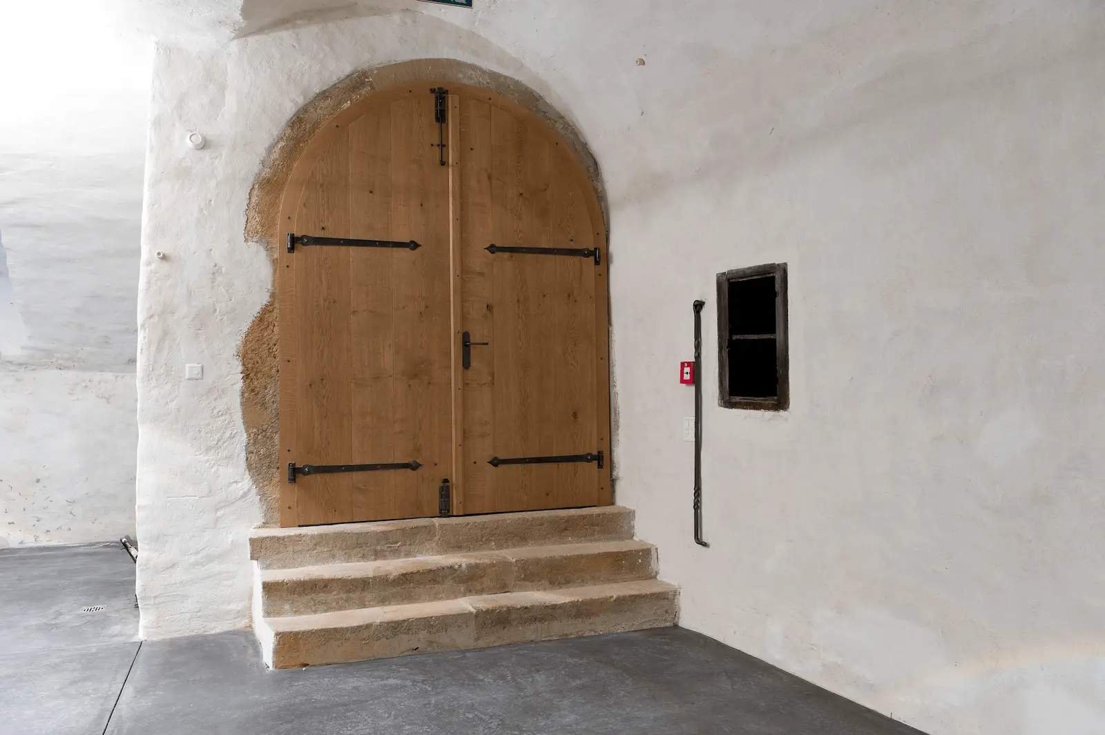 Frontalansicht eines zweiflügeligen Holztores mit Rundbogen im Amtshaus Klingnau