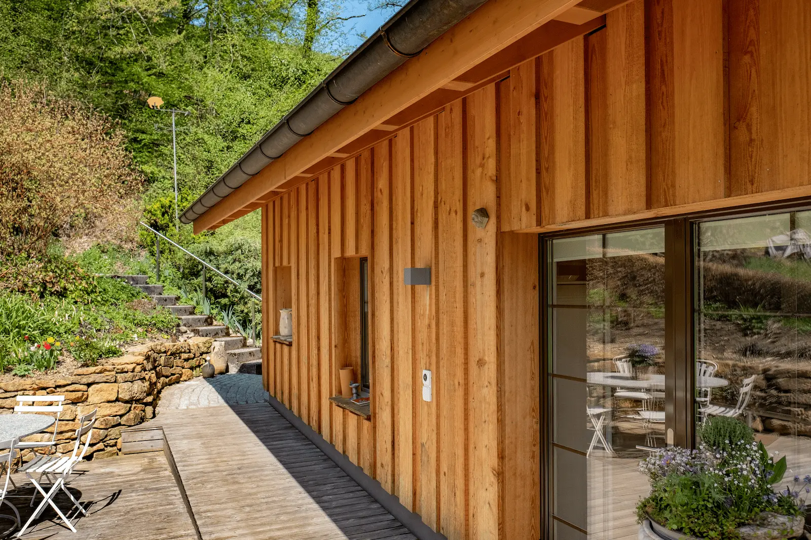 Holzfassade mit Naturschalung und Schiebetür, Anbau in Hettenschwil