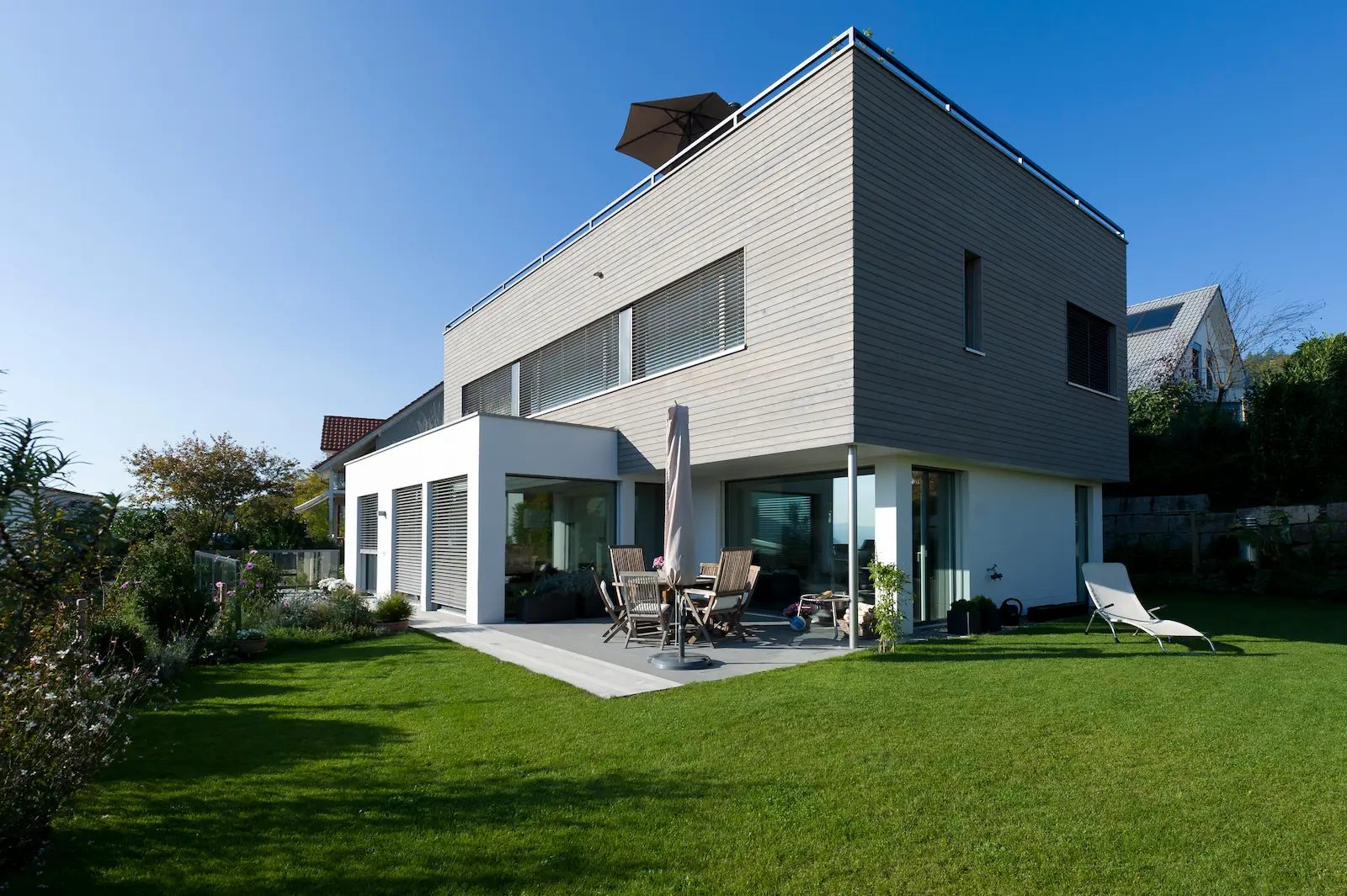 Neubau Einfamilienhaus in Untersiggenthal mit moderner Holzfassade in horizontaler Schalung, Terrasse und Gartenbereich