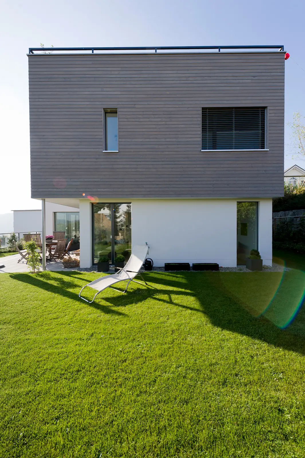Seitenansicht Neubau Einfamilienhaus in Untersiggenthal mit moderner Holzfassade in horizontaler Ausführung und grossen Fensteröffnungen