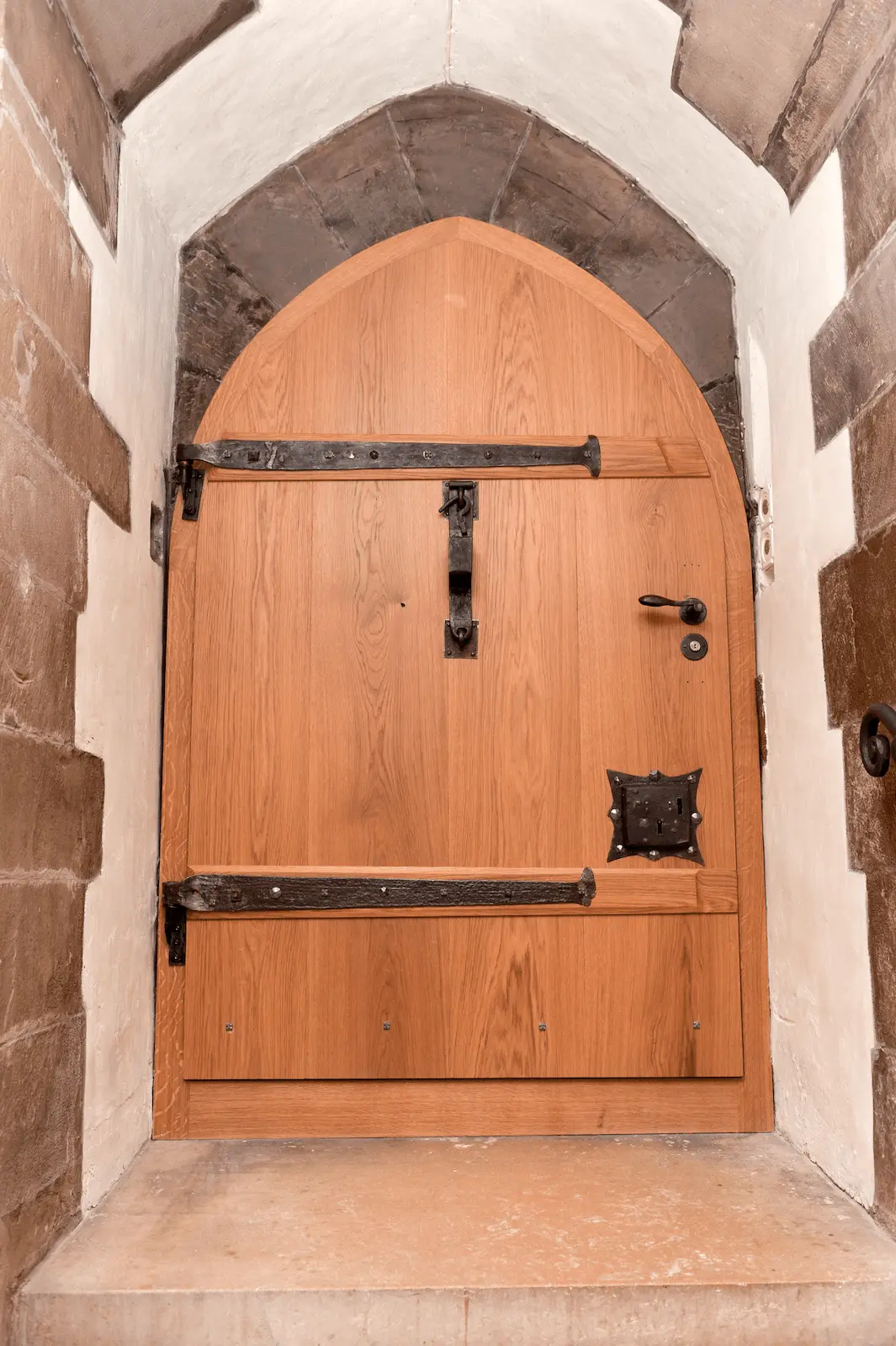 Innenansicht der massiven Eichentüre im Verenamünster Bad Zurzach mit originalgetreuen Eisenbeschlägen und Querleisten zur Stabilisierung.