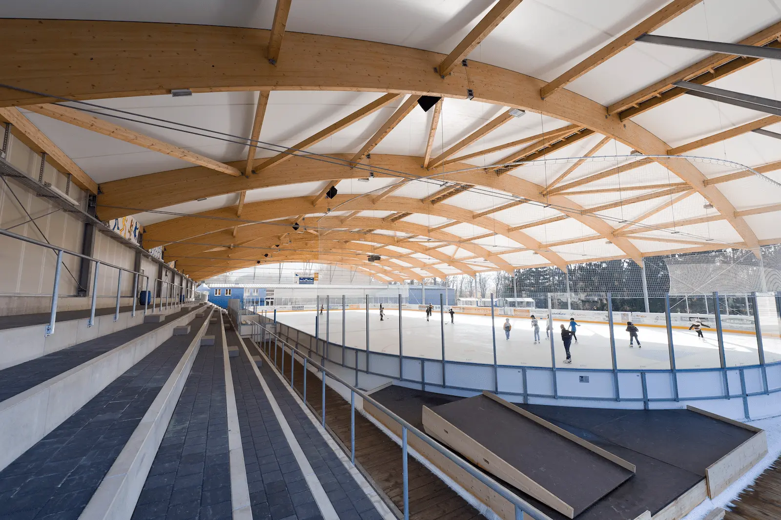 Überdachung der Eisfläche in Urdorf mit Tribüne und Holztragwerk