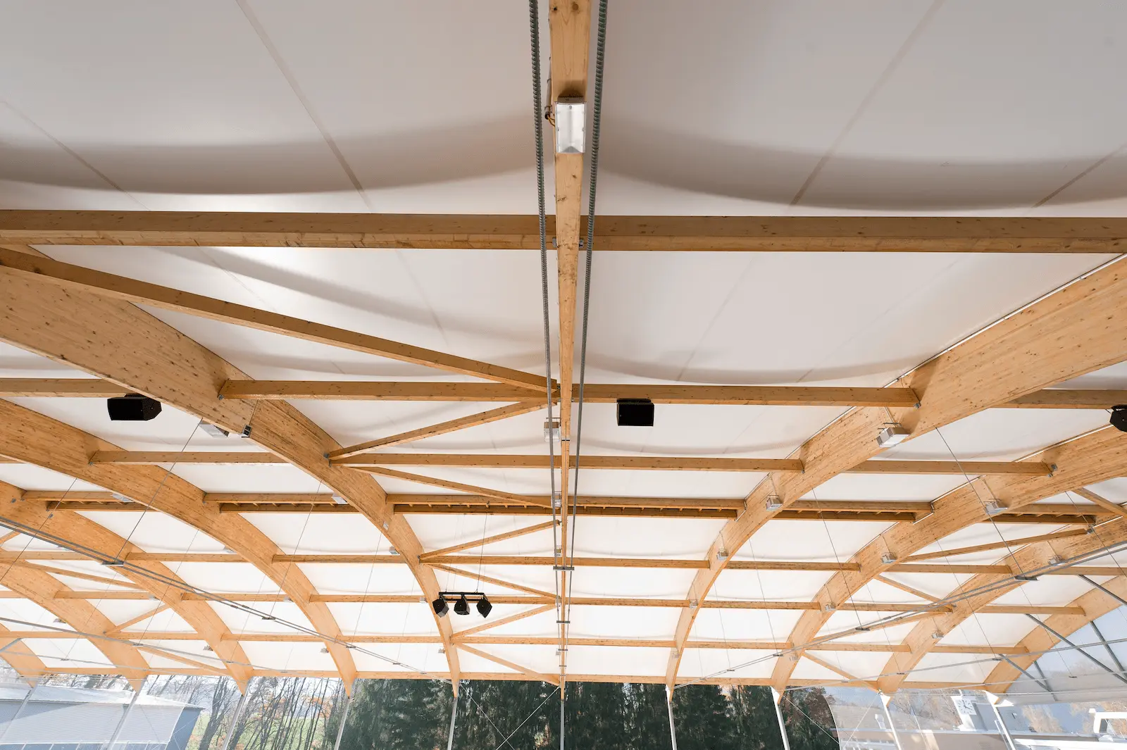 Detailansicht des Dachtragwerks aus Holzbindern mit vorgespannten Elementen