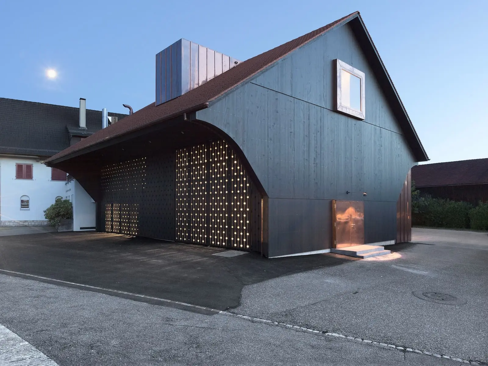 Holzelementbau Weingut Würenlingen mit Holzfassade und Gravuren