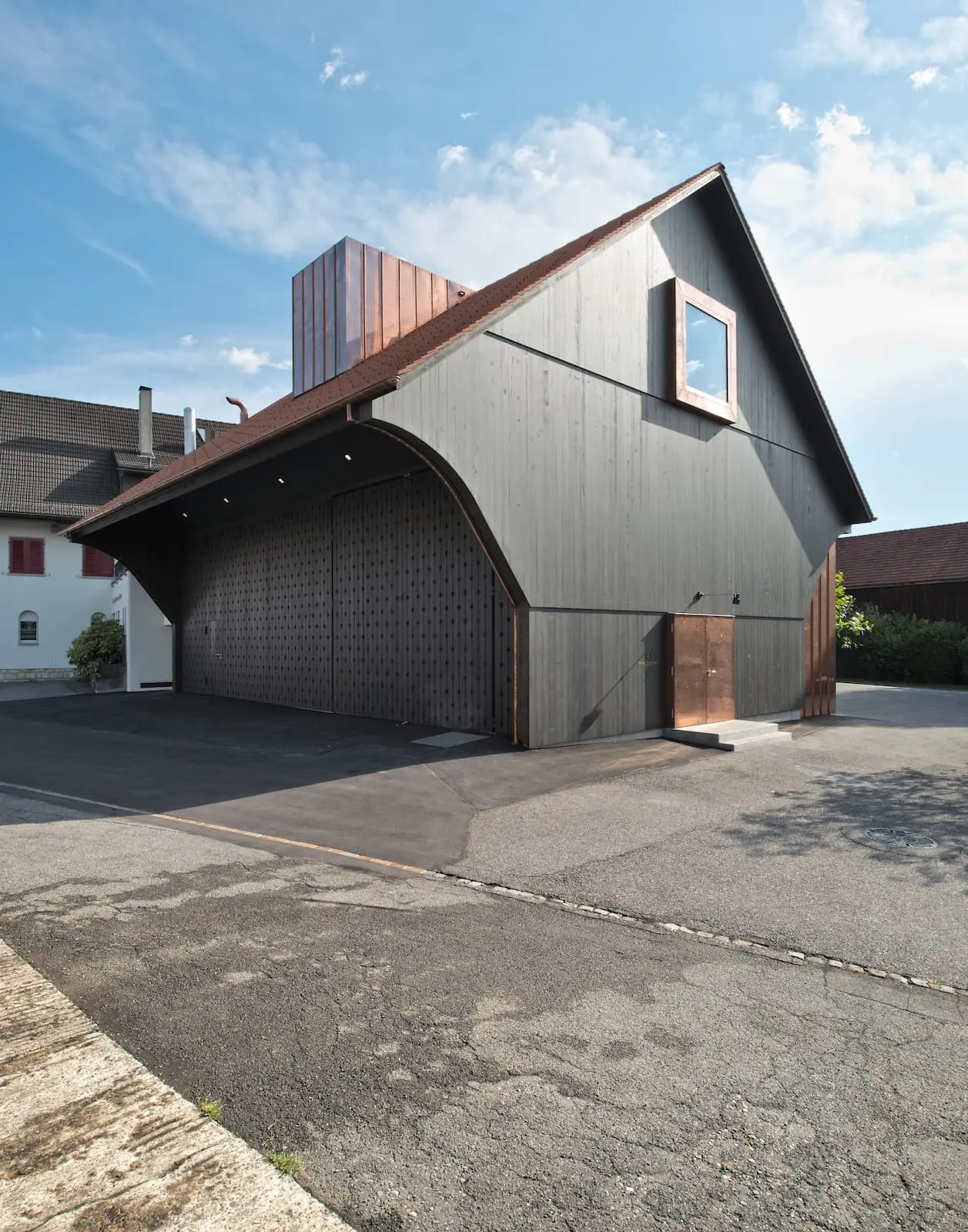 Holzelementbau Weingut Würenlingen mit grossem Vordach und Holzfassade