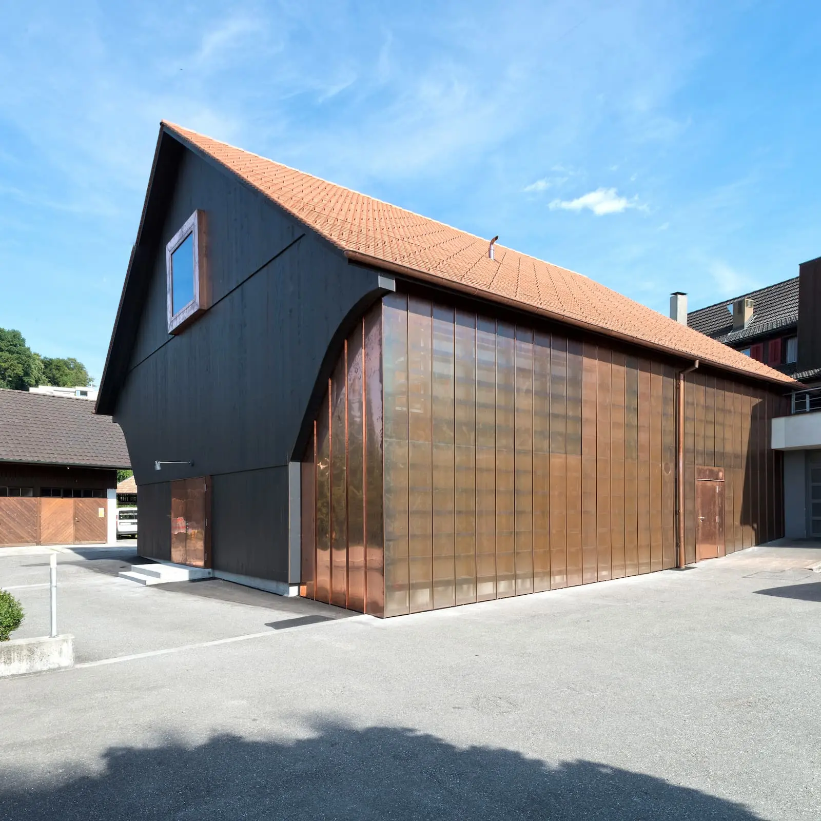 Holzelementbau Weingut Würenlingen mit Kupferverkleidung und Ziegeldach