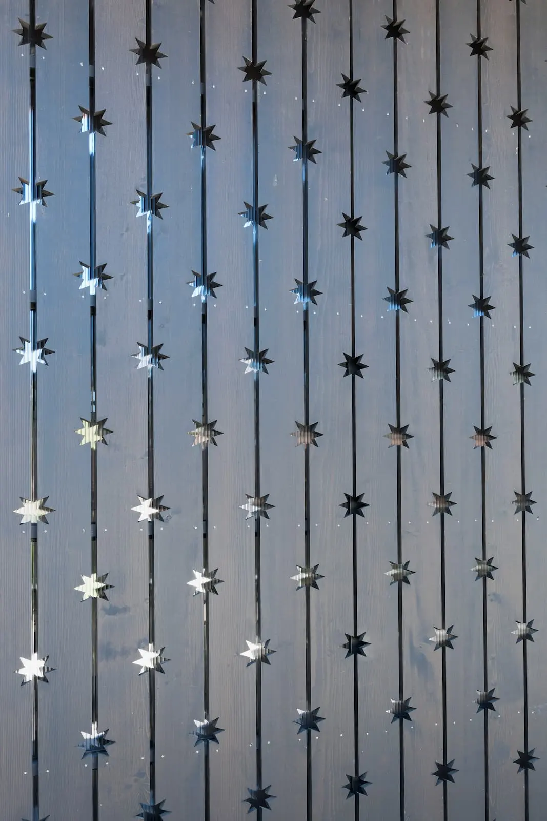 Holzfassade des Weinguts Würenlingen mit sternförmigen Gravuren in dunklem Holz