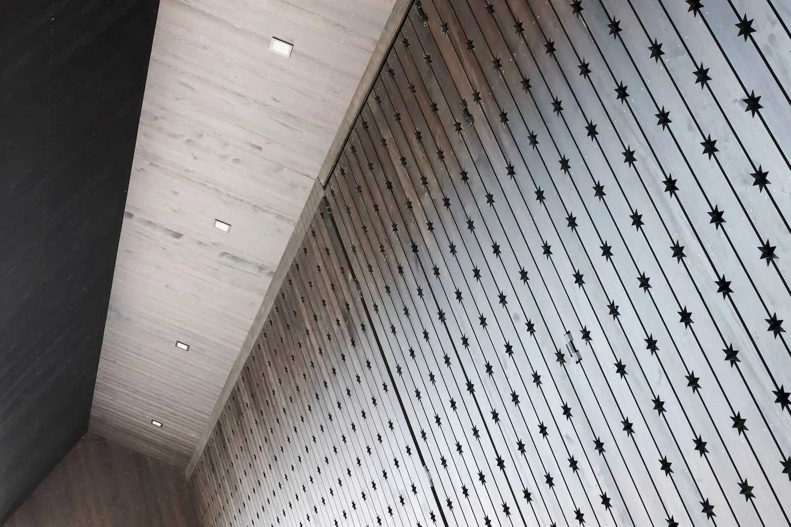 Innenansicht des Vordachs mit sternförmigen Gravuren in der Holzfassade