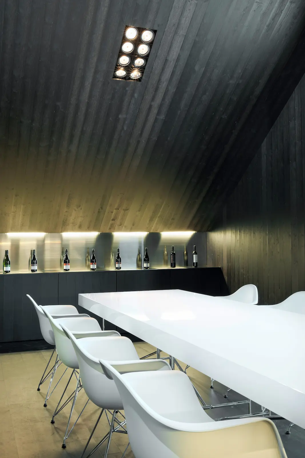 Innenansicht des Dachstuhls im Weingut Würenlingen mit verkleideter Holzkonstruktion im Degustationsraum