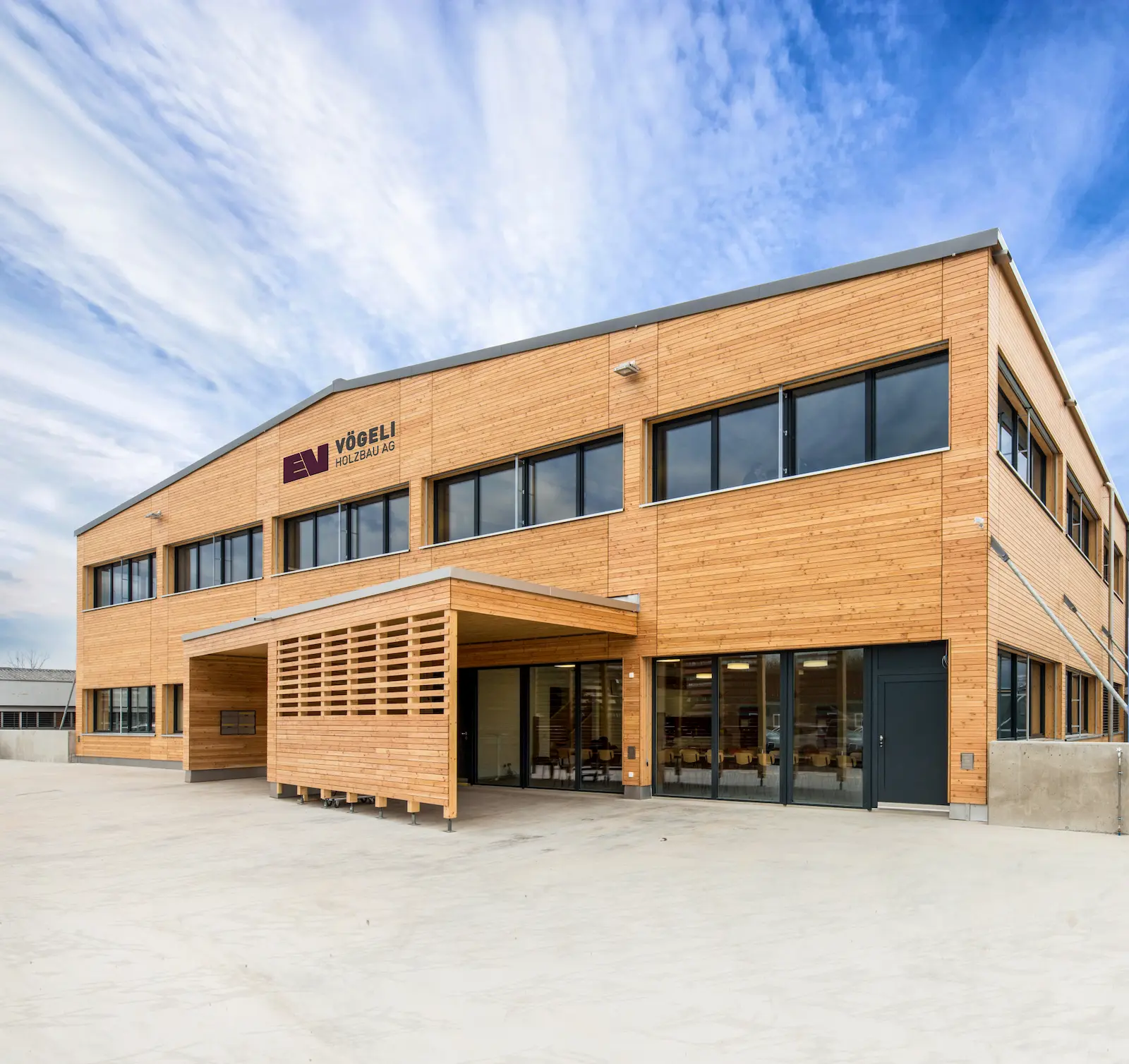 Aussenansicht des Neubaus der Vögeli Holzbau AG in Kleindöttingen mit Holzfassade