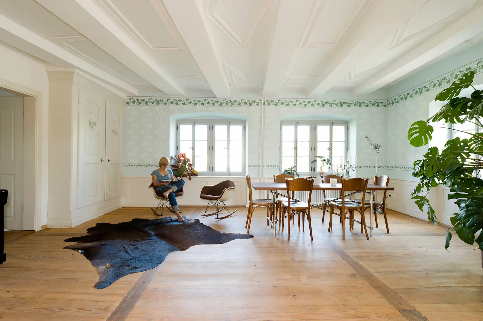 Wohnraum im Fahrgut Windisch mit restauriertem Holzboden und historischer Decke