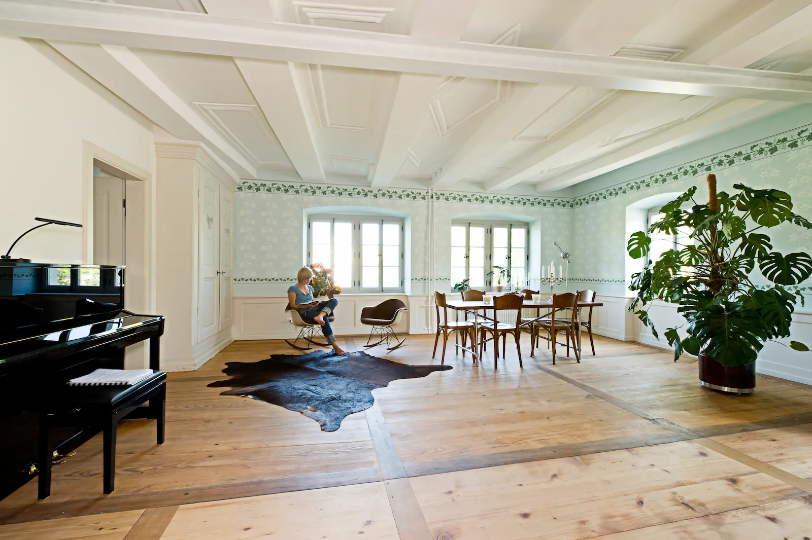 Detailansicht des restaurierten Holzbodens im Fahrgut Windisch mit moderner Einrichtung