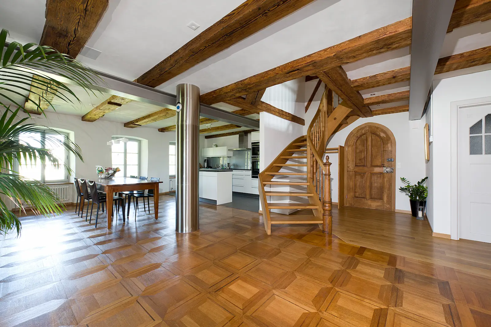 Detailansicht des restaurierten Holzbodens im Fahrgut Windisch mit moderner Einrichtung