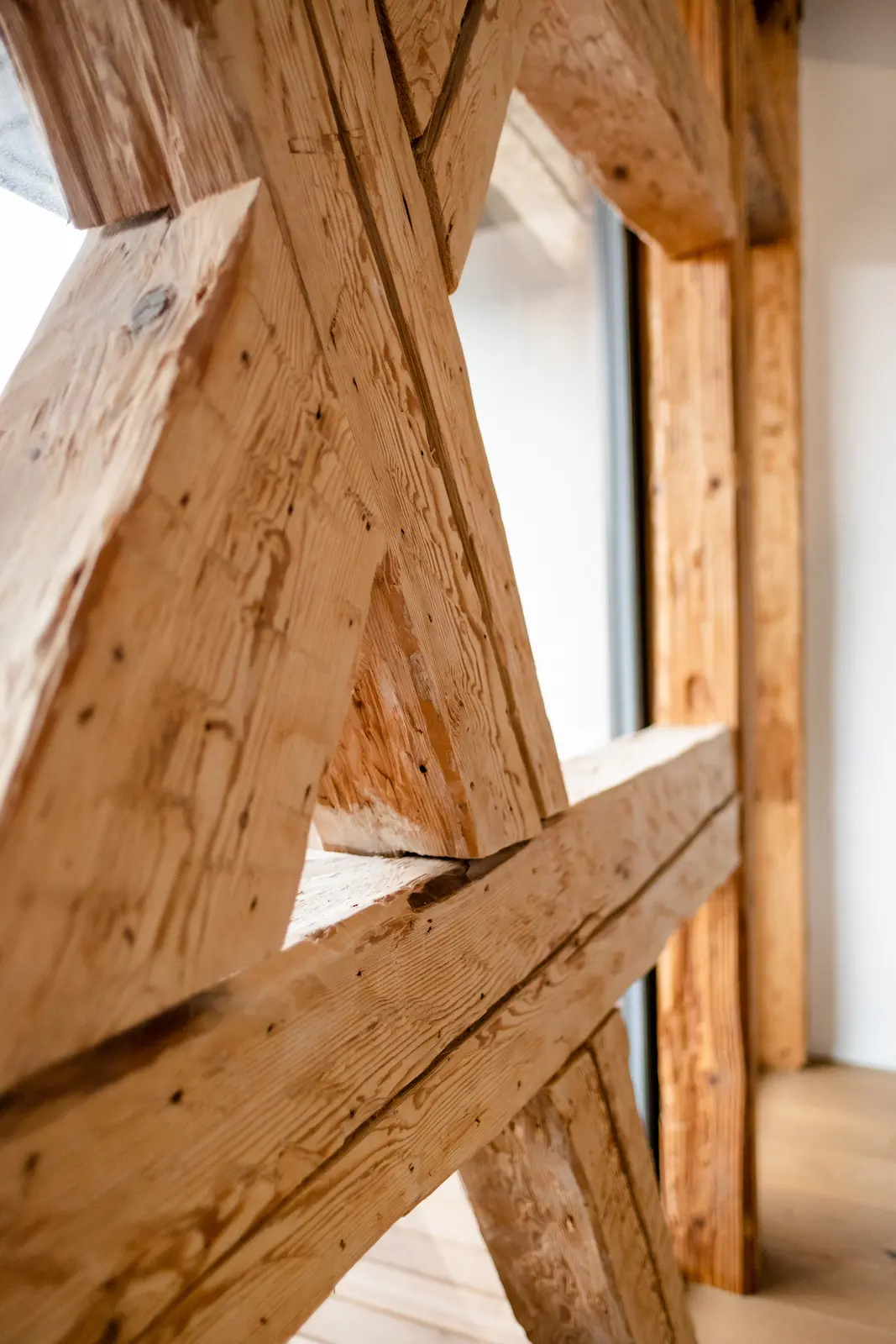 Detail historischer Holzverbindungen am sanierten Tragwerk