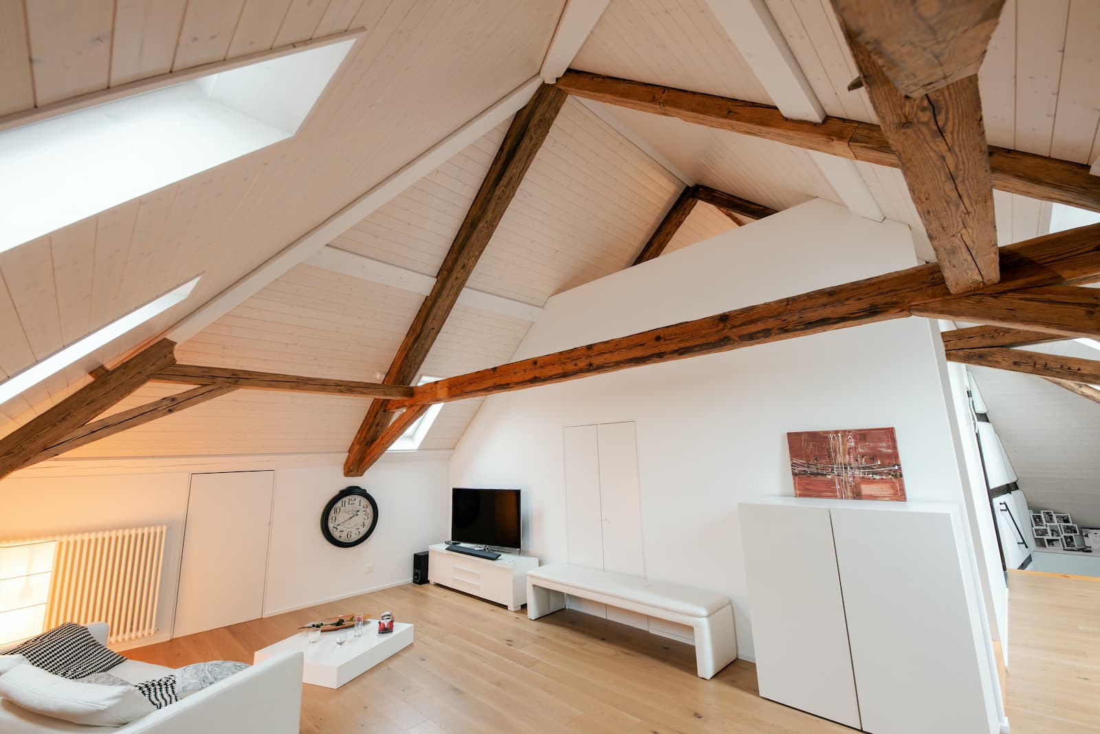 Erneuerte Holzbalken im Dachstuhl nach Brandsanierung