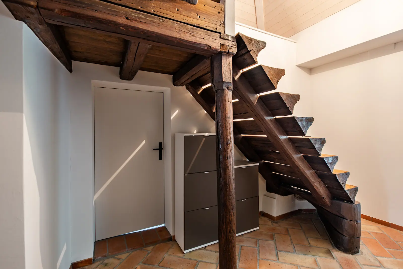 Seitenansicht der instandgesetzten Blockstufentreppe