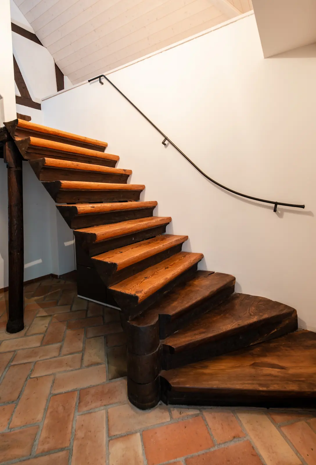 Sanierte historische Holztreppe in der Mühle Seon