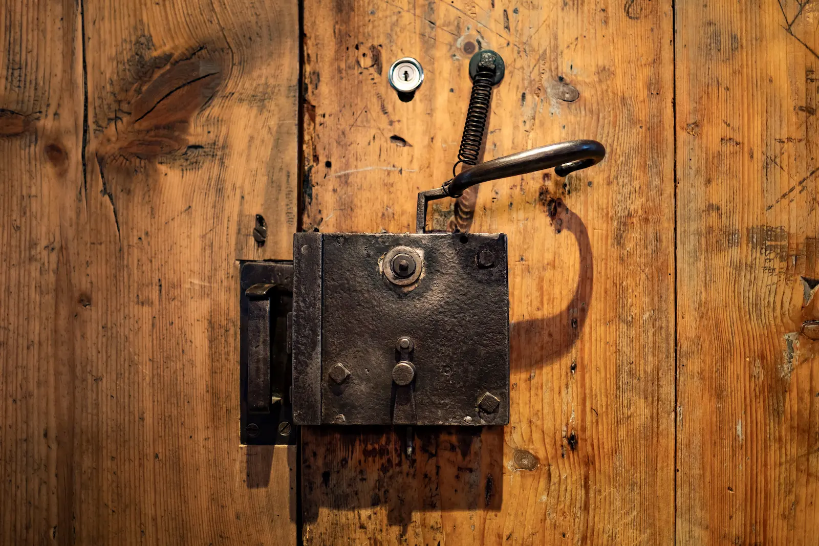 Detailaufnahme von Schloss und Beschlag einer historischen Holztür in der Mühle Seon