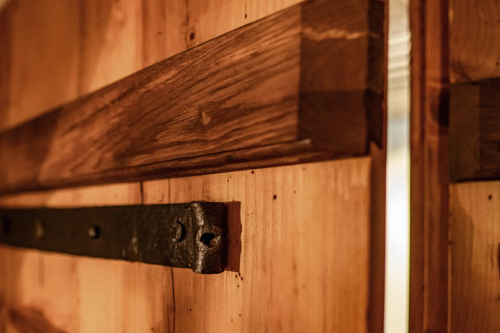 etailaufnahme von Holzstruktur und Riegel einer historischen Tür in der Mühle Seon