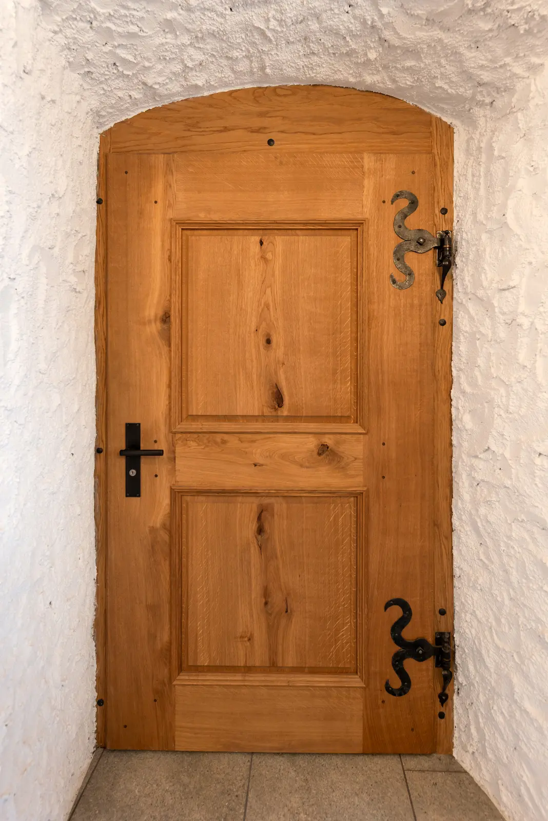 Massivholz-Innentür der Mühle Seon mit handgeschmiedeten Zierbeschlägen