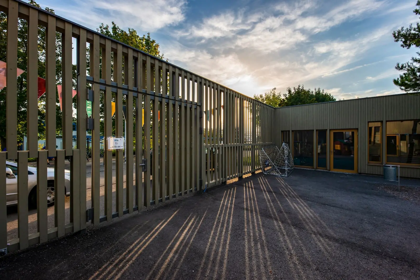 Ansicht der Holzfassade beim Eingang des Chinderhuus Goldiland mit stehender Schalung und Nut-Kamm-Verbindung