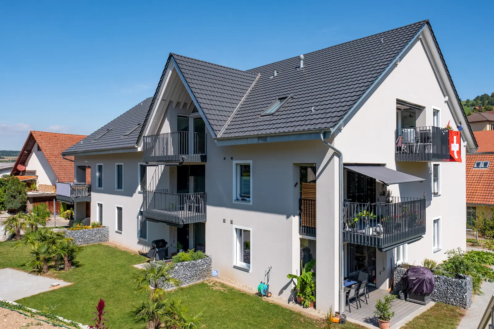 Mehrfamilienhaus in Gansingen mit Holzelement-Dachstuhl und Ziegeldach