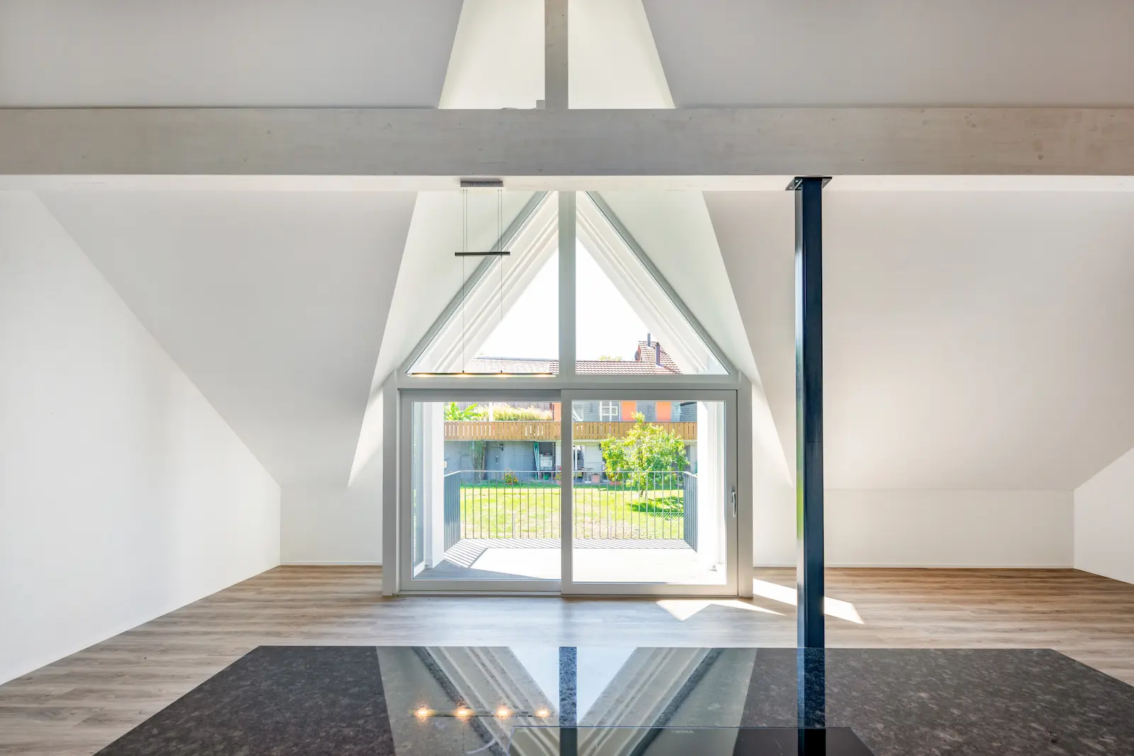 Dachgeschoss Mehrfamilienhaus Gansingen mit Gipsdecke und sichtbarer Holzkonstruktion