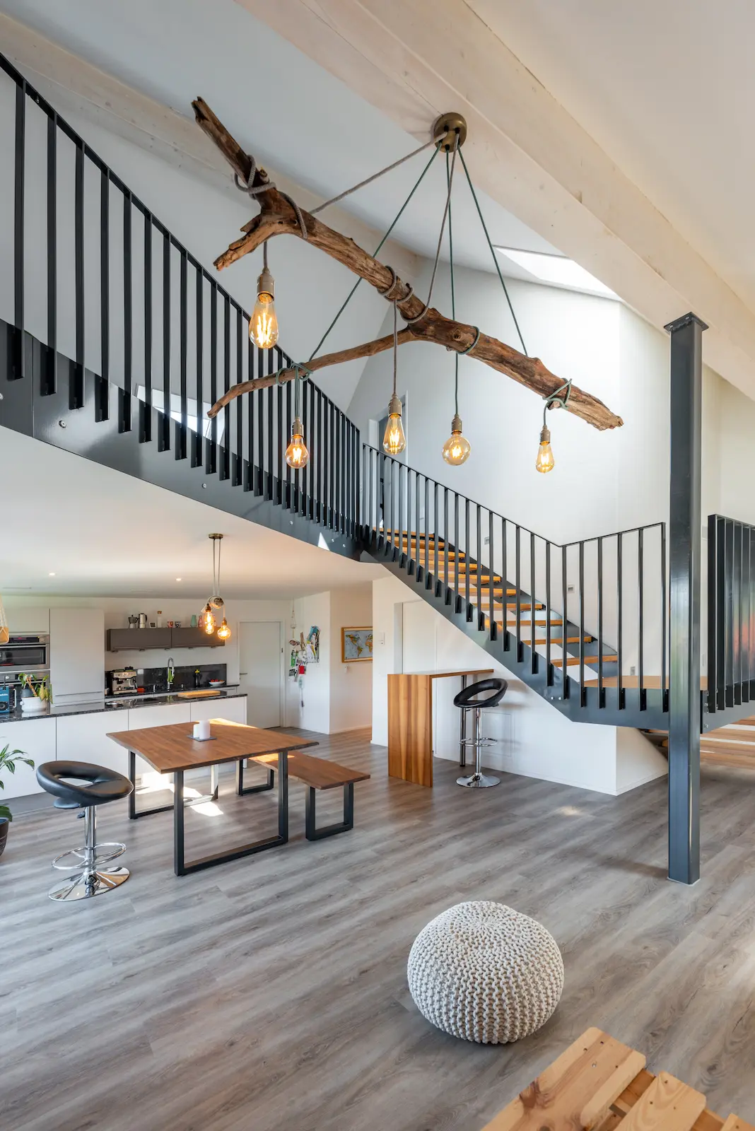 Detailansicht der Treppe mit Eichentritten und schwarzem Stahlgeländer