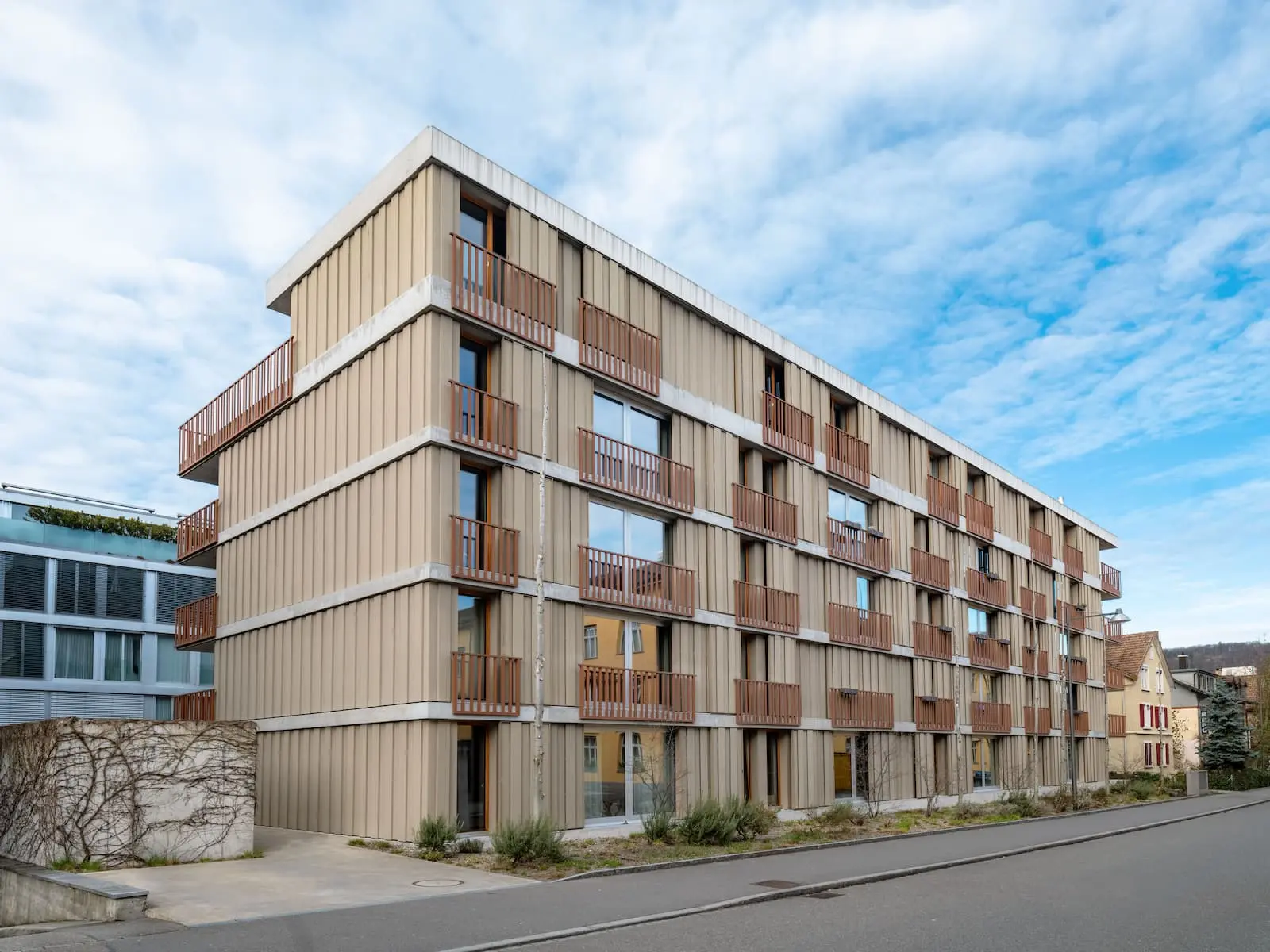Ersatzneubau mit langlebiger Holzfassade in Baden über 1000 m² Schweizer Holz mit präziser Detailausbildung.