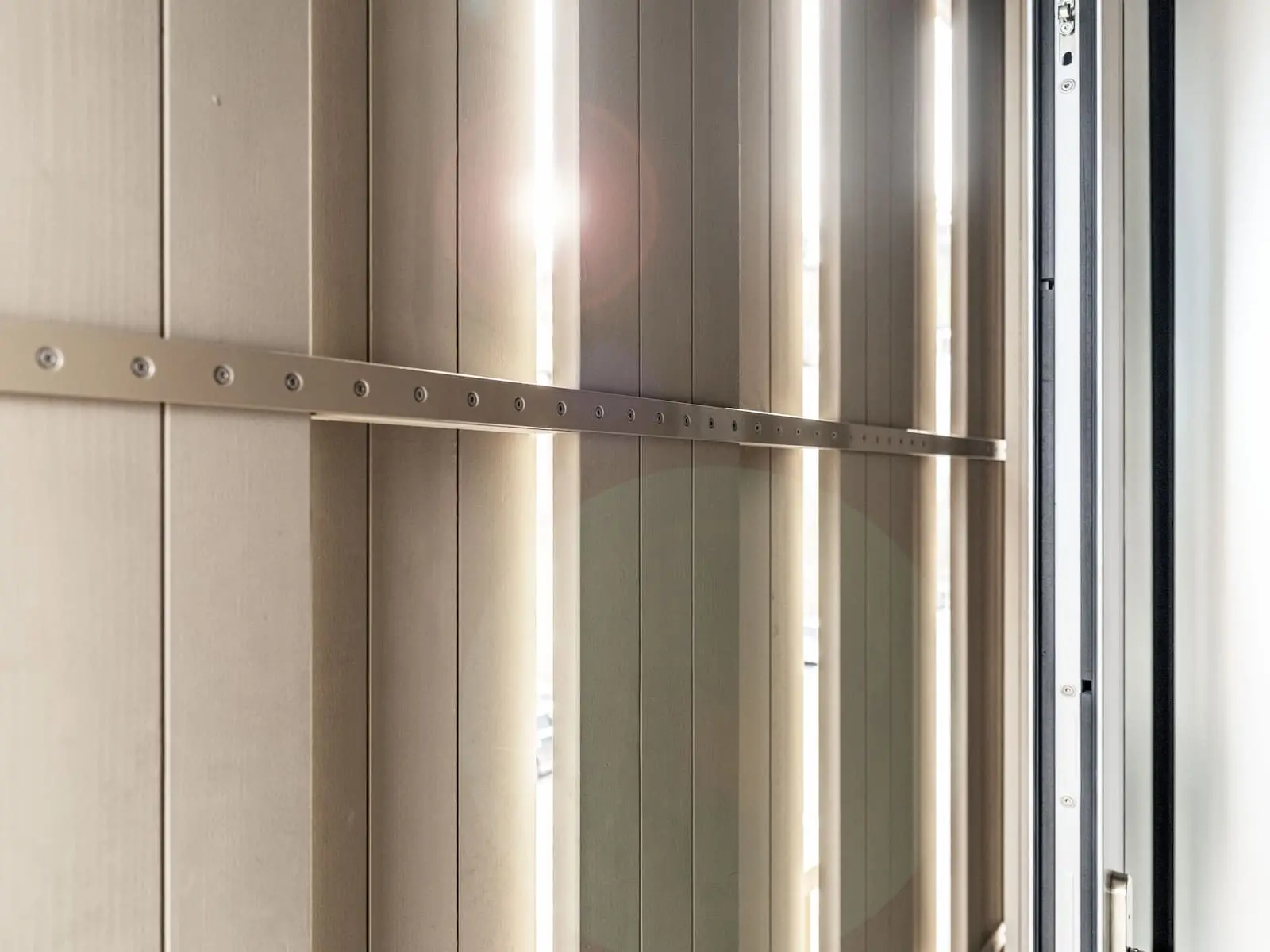 Lichtreflexion auf der beschichteten Holzfassade – Kombination aus Materialeffizienz und architektonischer Wirkung.