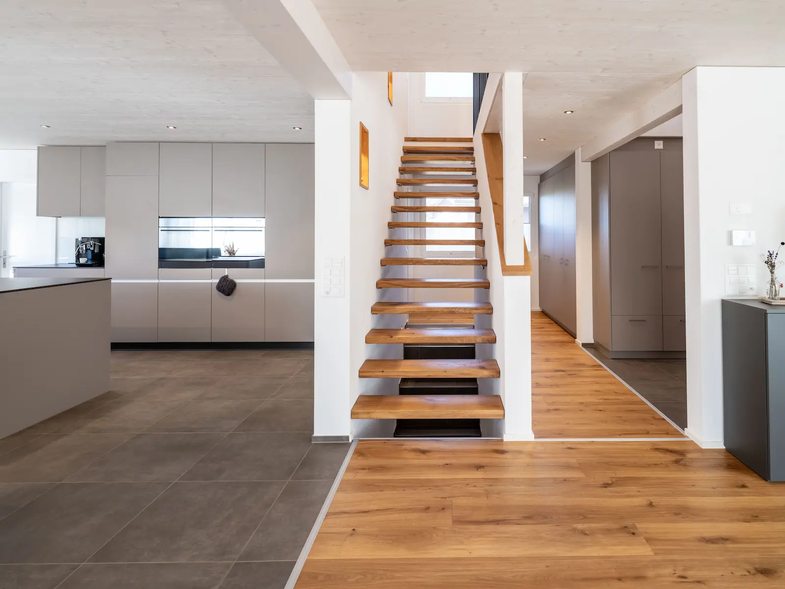 Offene Massivholztreppe im Wohnbereich des Einfamilienhauses